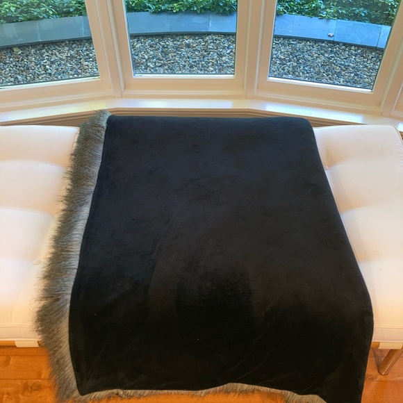 Beautiful Grey Modern Bella Luca Raccoon Fur Accent Fine Lien blanket - Picture 9 of 11